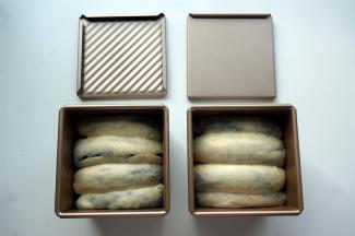 盖上吐司盖，放入烤箱进行二次发酵，发至模具8分满，开始预热烤箱，上下火180度预热。