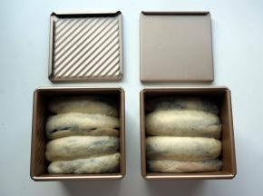 盖上吐司盖，放入烤箱进行二次发酵，发至模具8分满，开始预热烤箱，上下火180度预热。