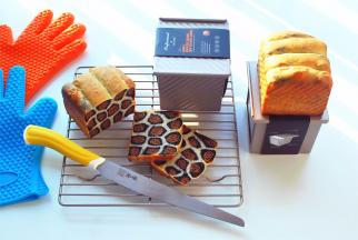 预热好后，放入下层，上火175度，下火165度，烘烤35分钟。烤好后立即脱模，晾凉后切片即可。