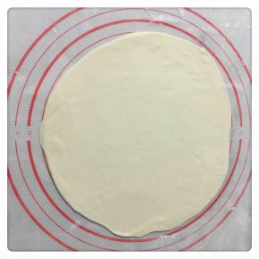 将面团擀成圆形