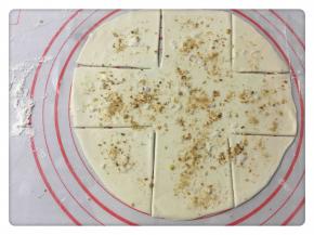 八月桂花飘香的季节，面饼上撒些烤好的桂花更是香气扑鼻哦！