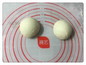 取出冷藏好的面团将其分成两份。