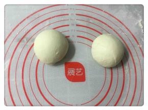 取出冷藏好的面团将其分成两份。