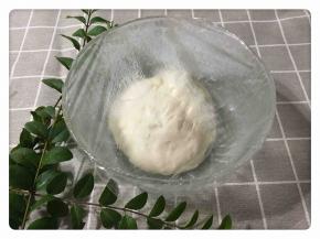 将水和面粉倒入面包桶，设置和面模式，和面5-8分钟，揉成柔软的面团取出放入碗里并盖上保鲜膜放冰箱冷藏一夜。（因为面团很粘很粘，所以从面包机取出面团放碗里时，一定要在碗里涂抹一层油，以免面粉粘碗。）