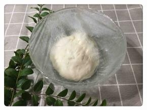 将水和面粉倒入面包桶，设置和面模式，和面5-8分钟，揉成柔软的面团取出放入碗里并盖上保鲜膜放冰箱冷藏一夜。（因为面团很粘很粘，所以从面包机取出面团放碗里时，一定要在碗里涂抹一层油，以免面粉粘碗。）