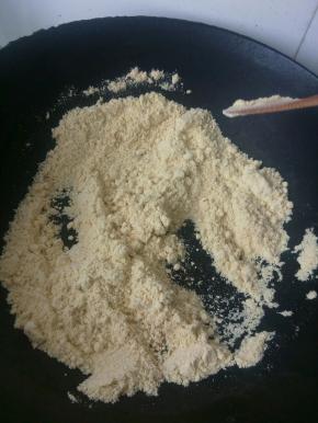 6. 用小火炒豆面儿 炒到有香味儿散出 豆面微微变色  一定要是小火  炒出香味
