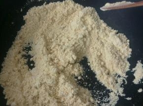 6. 用小火炒豆面儿 炒到有香味儿散出 豆面微微变色  一定要是小火  炒出香味