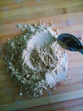 7. 趁热将豆面儿倒在面板上 加入少量白糖