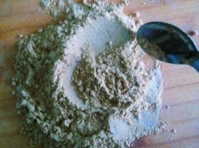 7. 趁热将豆面儿倒在面板上 加入少量白糖