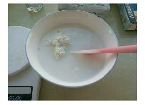 1. 把糯米粉 玉米淀粉 20g糖 水 混合 搅拌至无颗粒 可以过两遍筛 粉浆更细腻