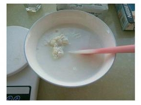 1. 把糯米粉 玉米淀粉 20g糖 水 混合 搅拌至无颗粒 可以过两遍筛 粉浆更细腻