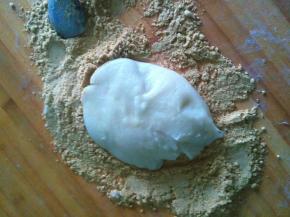 8. 将冷却差不多的面团放到豆面上