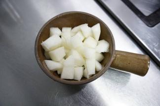 雪梨洗净，去皮去核，切成小块