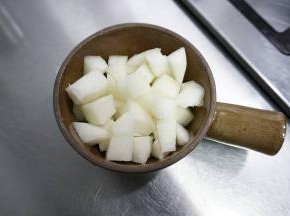 雪梨洗净，去皮去核，切成小块