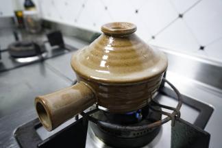 锅内加适量清水，放入雪梨块，大火开后改小火炖15分钟