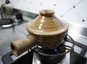 锅内加适量清水，放入雪梨块，大火开后改小火炖15分钟