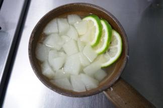  炖好后梨是半透明的，放至温热后加入蜂蜜和柠檬就可以喝了哦！