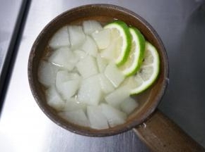  炖好后梨是半透明的，放至温热后加入蜂蜜和柠檬就可以喝了哦！