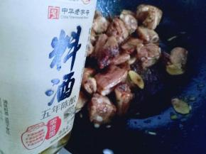 加入料酒。翻炒均匀，保持在小火状态。