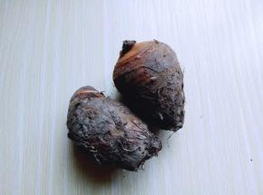 准备好山芋，去皮。洗干净。