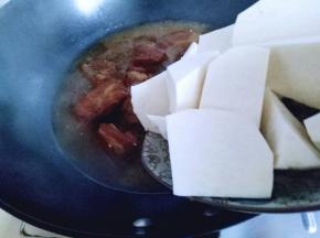 待排骨8-9成熟时加入切好的山芋块，炖10分钟左右，山芋炖熟即可。