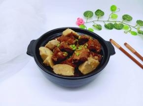 装入煲中，撒上葱花。