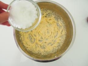 加入白糖，用打蛋器稍微打发。