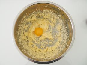 加入一个蛋黄，搅打均匀。