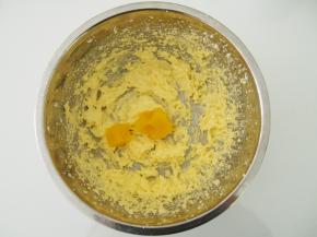 加入蒸熟的南瓜，搅打均匀。