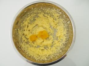 加入蒸熟的南瓜，搅打均匀。