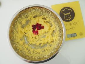 加入火龙果酱，搅打均匀。