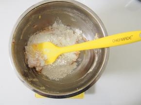 筛入低筋面粉，切拌均匀。