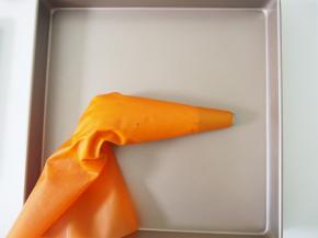 将面糊加入裱花袋。