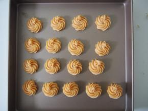 将面糊用裱花嘴挤出自己喜欢的形状。烤箱预热至150度，中层上下火，20分钟左右即可。