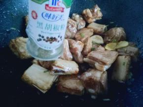 加入香料。加入黑胡椒。(可以根据个人喜欢，不加也可以)