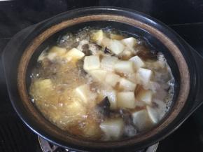 加水，水要一次多加一点，转砂锅小火慢炖一个小时