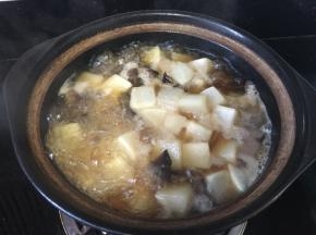 加水，水要一次多加一点，转砂锅小火慢炖一个小时