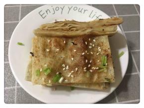 将煎好的饼刷上黄豆酱料切块摆盘就完成了！