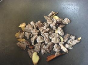 锅里热油爆香牛肉