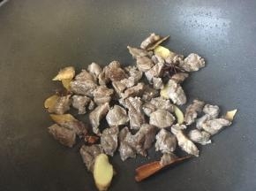 锅里热油爆香牛肉