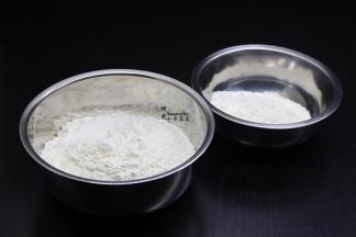 中筋粉200克（水油酥皮）、100克（油酥）；