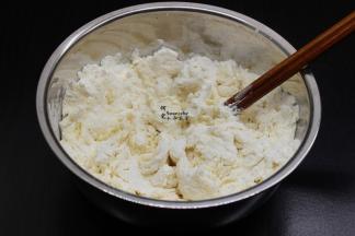 水油酥皮做法，200克面粉、加入盐、五香粉、适量的水拌均。揉成光滑面团，静放，松弛10分钟；