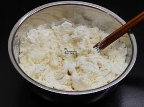 水油酥皮做法，200克面粉、加入盐、五香粉、适量的水拌均。揉成光滑面团，静放，松弛10分钟；