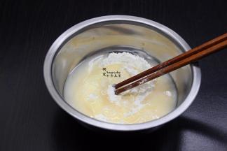 油酥制作，100面粉加入50克猪油拌均揉成光滑面团；