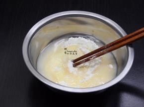 油酥制作，100面粉加入50克猪油拌均揉成光滑面团；