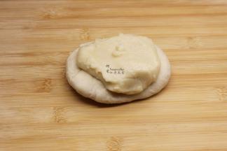 水油酥再次揉成光滑面团，压扁，放入油酥，包裹；