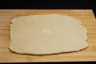 口朝下，擀成薄薄的面皮；