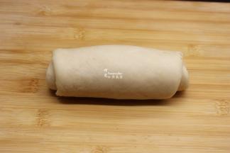 从一端卷起，口朝下；