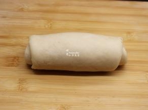 从一端卷起，口朝下；