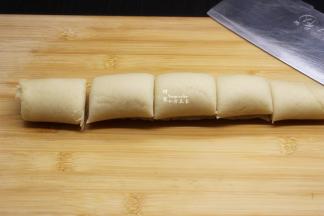 最后把擀薄的面皮卷起，用分成5等分；